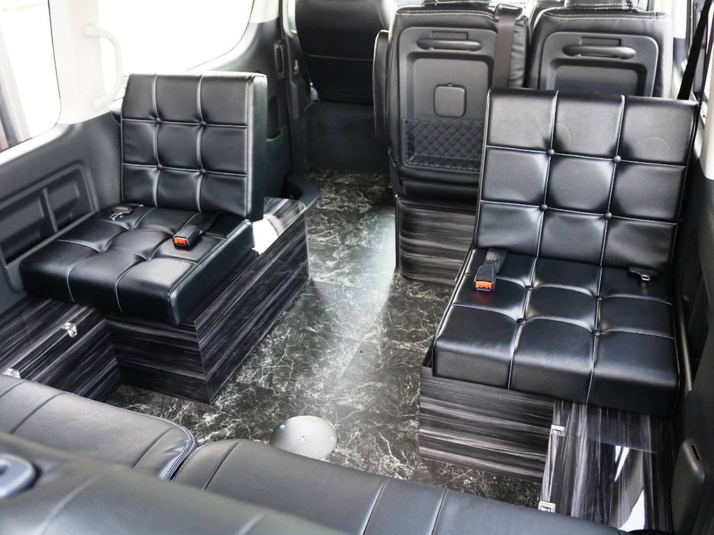 ３列目は後ろ向き２名定員！