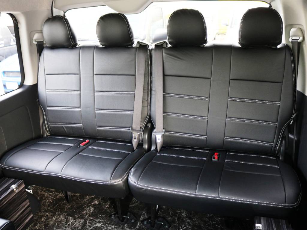 ４列目は２人掛け跳ね上げシート×２脚！