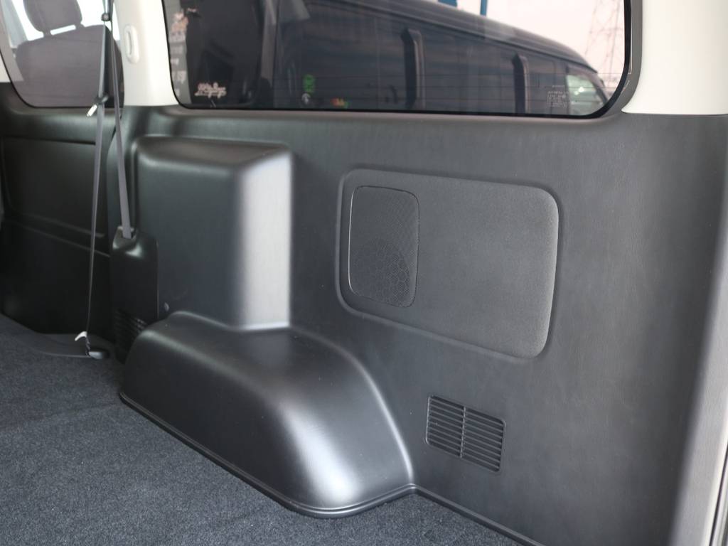 荷室運転席側トリムの状態！壁にも目立った大きな傷等はありません！