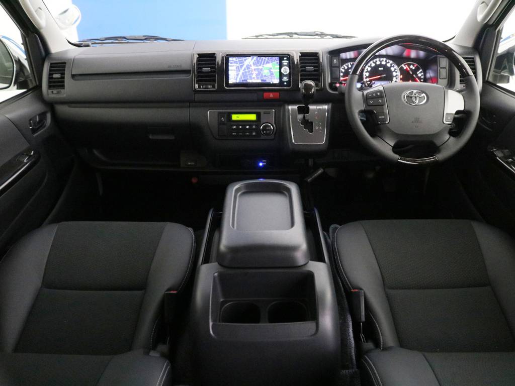 内装カスタム済みの特別仕様車【ダークプライム】ハイエースバン！