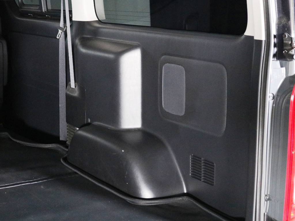 運転席側荷室トリムの状態！