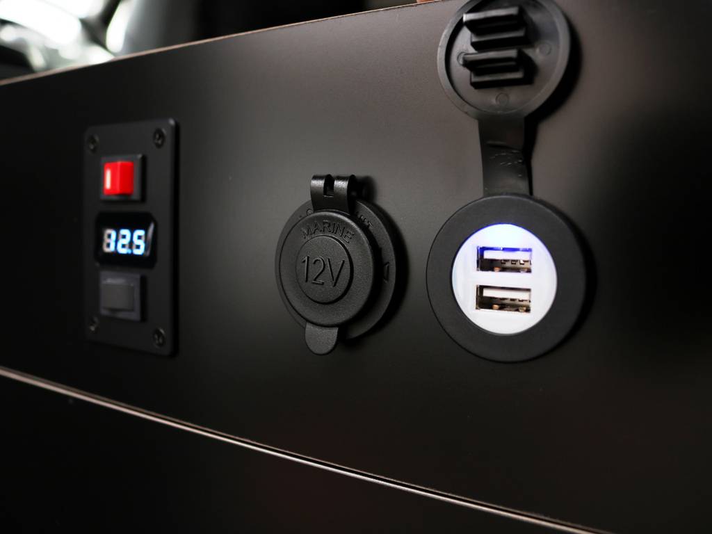 １２Ｖのシガーソケットと、ＵＳＢ充電ソケットが２口お使い頂けます♪