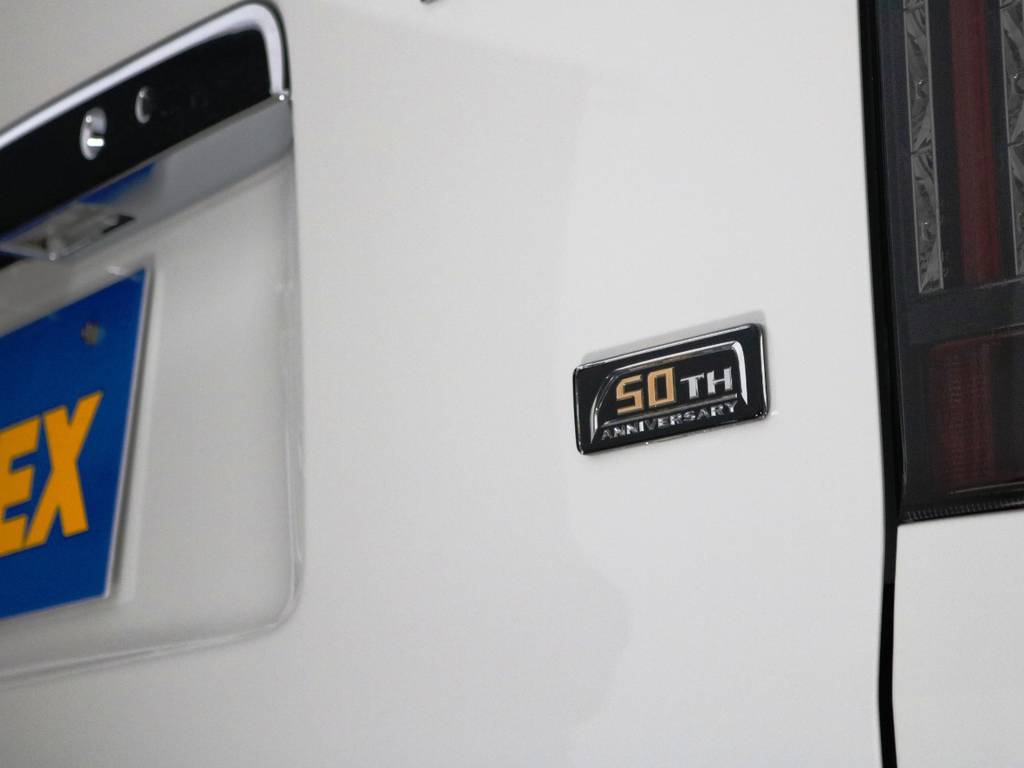 車両のリアゲート部と、スマートキーには５０ＴＨアニバーサリーエンブレム付き♪