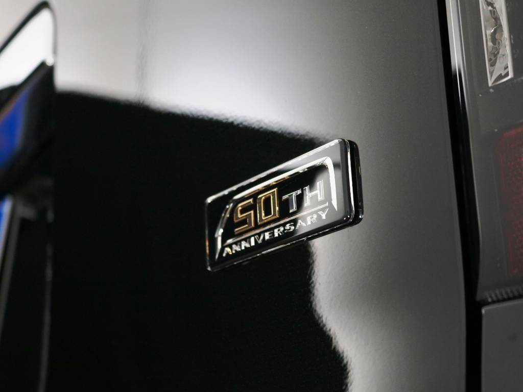 車両のリアゲート部と、スマートキーには５０ＴＨアニバーサリーエンブレム付き♪