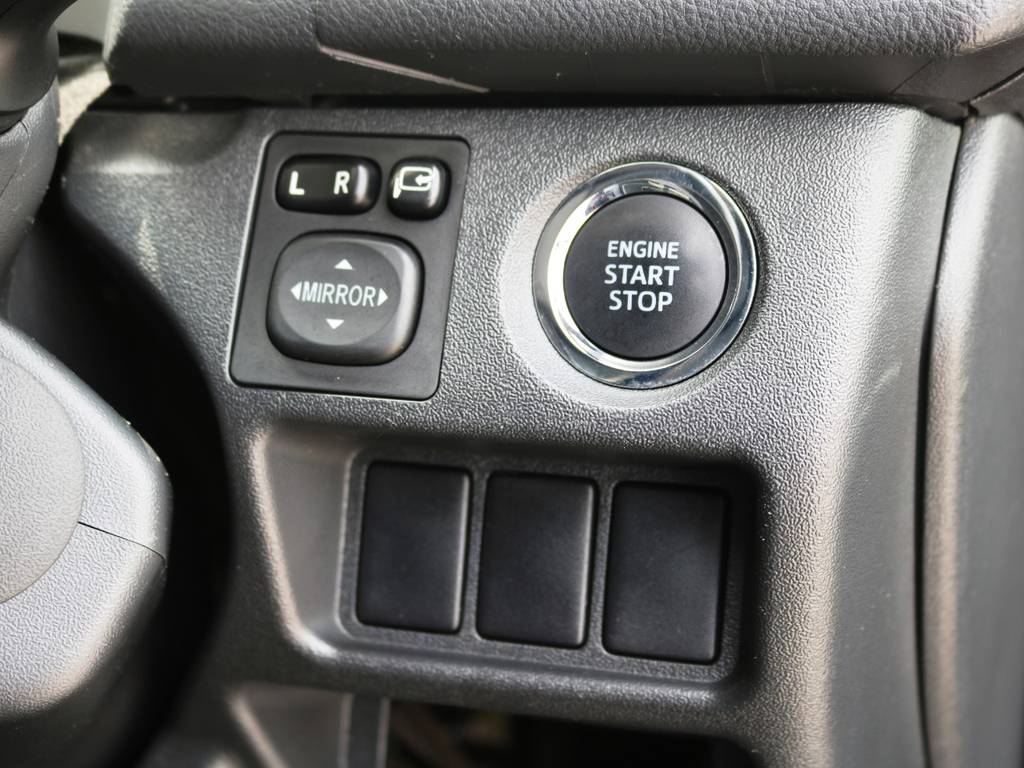 プッシュスタートシステム標準装備！パワースライドドアは無しのお車となります。