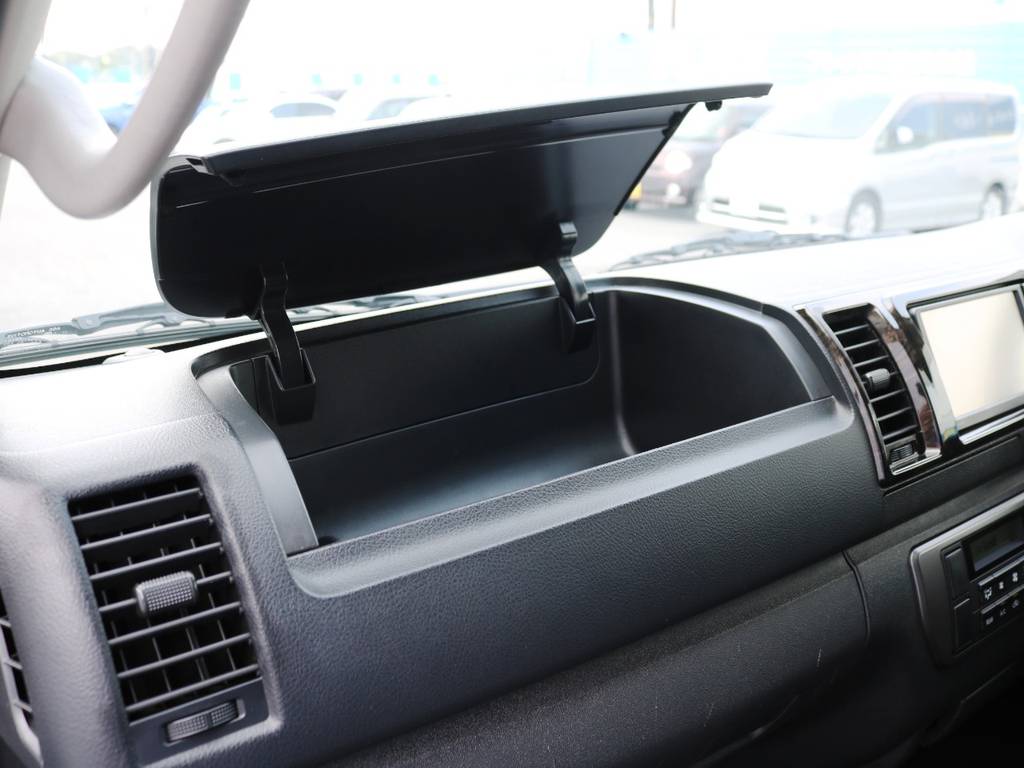 助手席エアバックレスのお車です。ダッシュボードに小物入れ♪