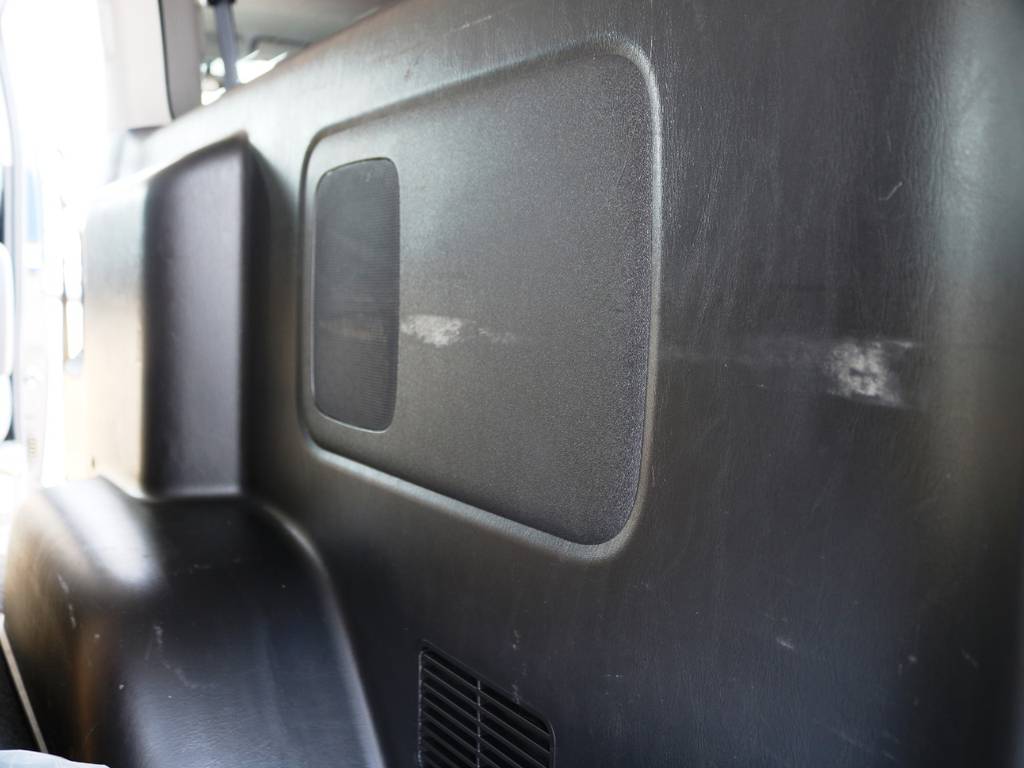 運転席側荷室トリムには使用に伴う傷がございます。