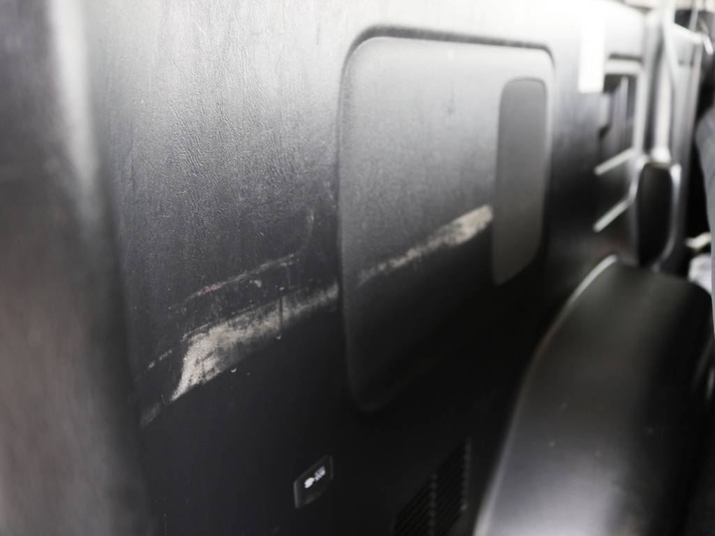 助手席側荷室トリムには使用に伴う傷がございます。
