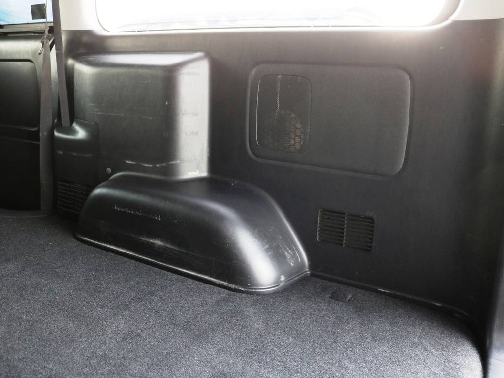 運転席側トリムの状態です。使用に伴う大き目の傷がございます。