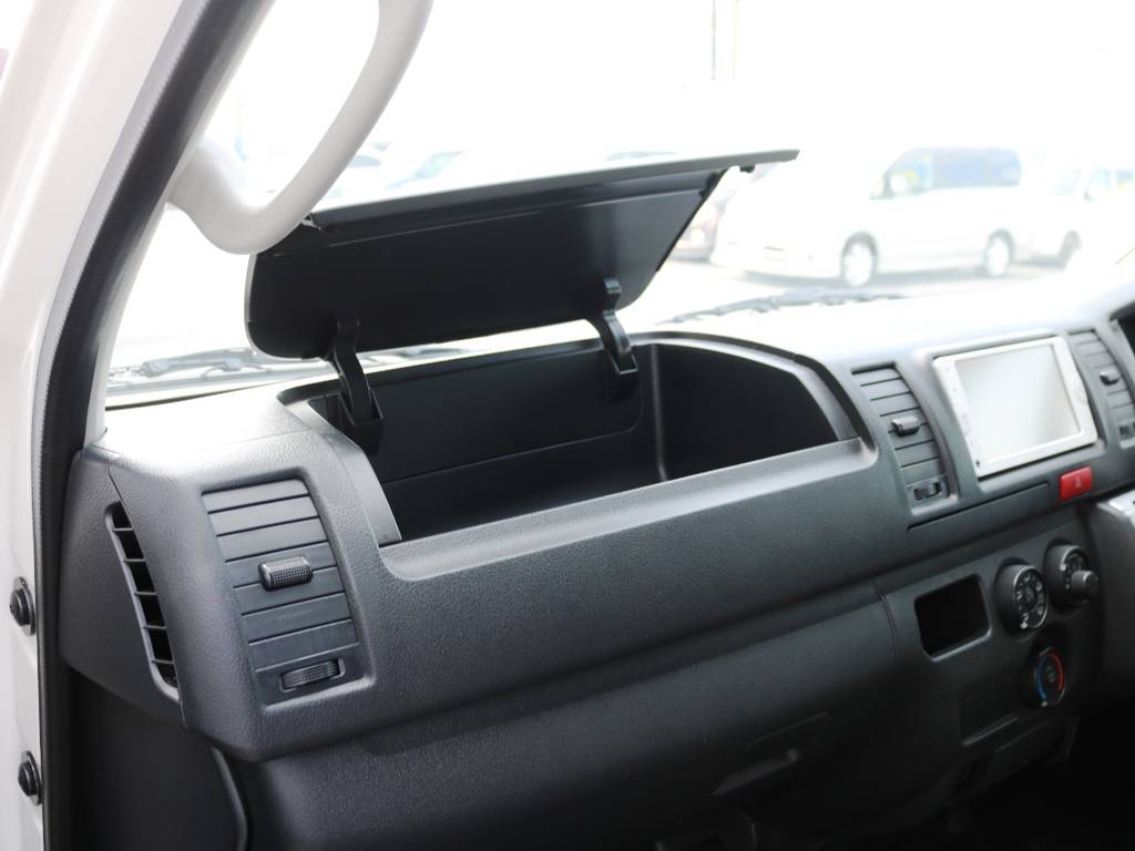 助手席エアバッグレスのお車となります。ダッシュボードに便利な小物入れ♪