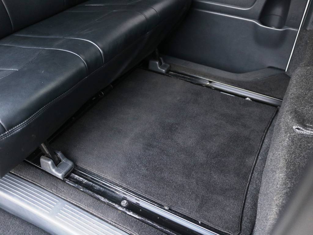 セカンドシートにはスライドレールを装備！足元を広く取って頂いたり、荷室を広く使って頂けたりと、あると非常に便利なアイテム！