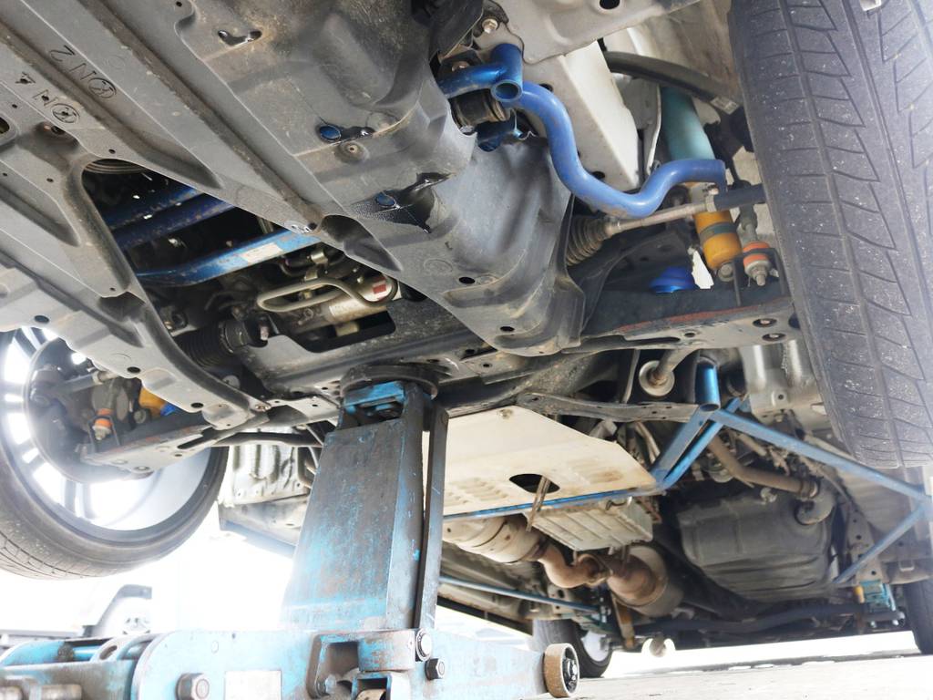 下廻りにはクスコ製の補強バーやスタビライザー♪スタビリンク・トーションバー・ショックアブソーバーなども社外品に変更されております！
