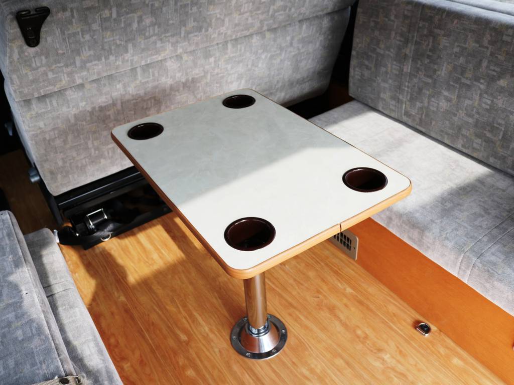 脱着可能なテーブルを完備しております♪