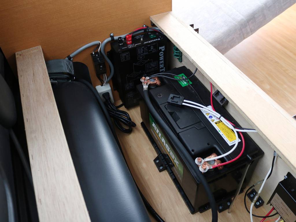 サブバッテリーシステム付き！エンジンＯＦＦの状態でも、車内灯やカーナビが使える様にセッティングされております♪