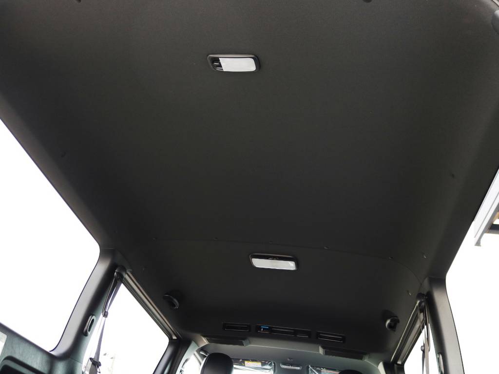 天井やピラーなど、インテリアのカラーが標準でブラックとなっており、車内に高級感がございます♪
