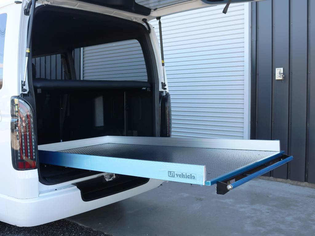 荷室の床ごと引き出せるようなアイテムです！耐荷重は３００ｋｇまでとなりますので、お仕事道具やキャンプ道具など気兼ねなく載せて頂けます♪