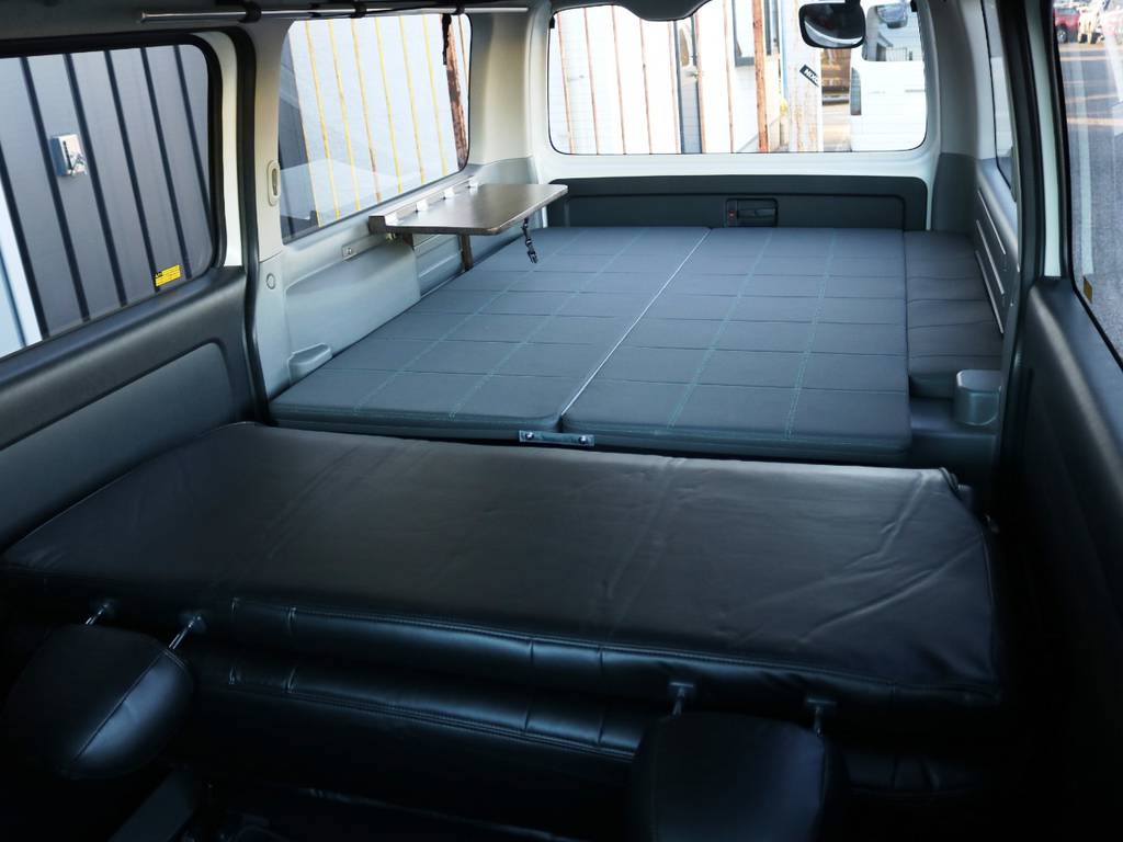 トヨタ純正内装のＭＲＴタイプ２！！跳ね上げタイプのベッドキットや、床貼り施工が含まれた内装となります♪