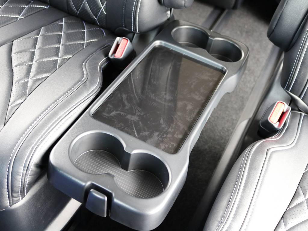 ２列目シートのあいだには、折りたたみ収納が可能なセンターテーブルが完備されております♪
