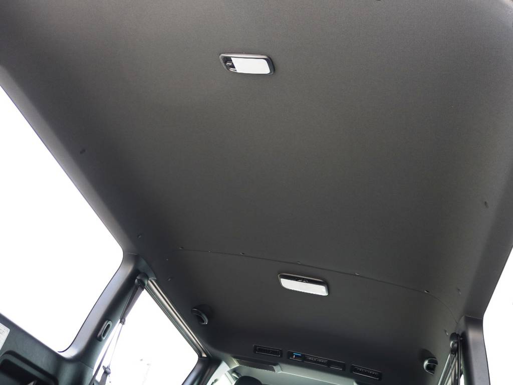 天井やピラーなど、インテリアのカラーが標準でブラックとなっており、車内に高級感がございます♪