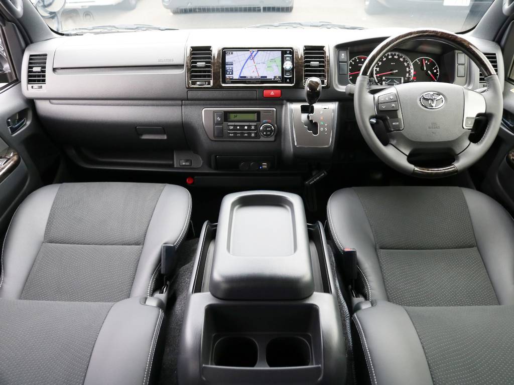 特別仕様車【ダークプライムⅡ】をベースにカスタムを施したハイエースバンが入庫致しました！