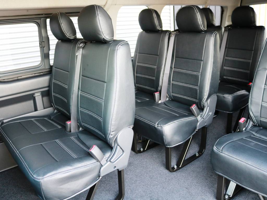 運転席側２・３・４列目は、２人掛けベンチシートタイプ！