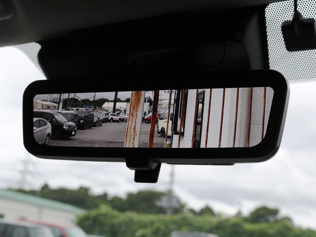 メーカーオプション　デジタルインナーミラー！車両後方の映像をルームミラーに映し出します♪鏡面モードへの切り替えも可能です！