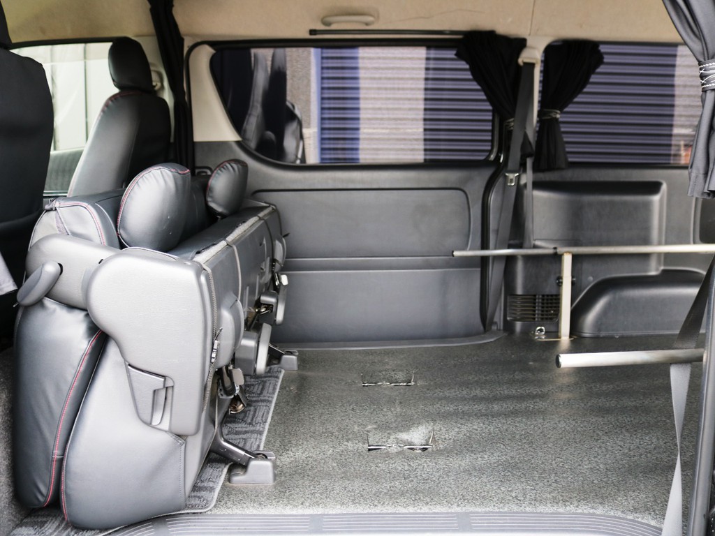 シートは跳ね上げ収納・折りたたみ展開が可能です♪