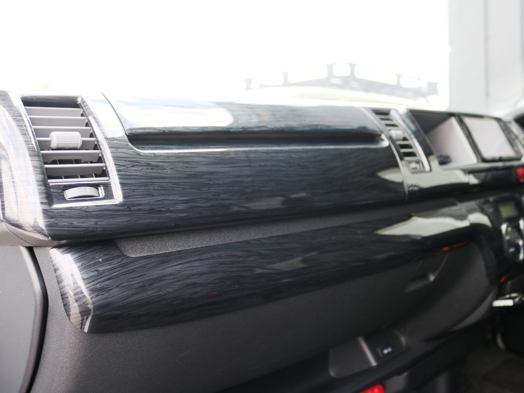 黒木目調　インテリアパネル装着済み♪