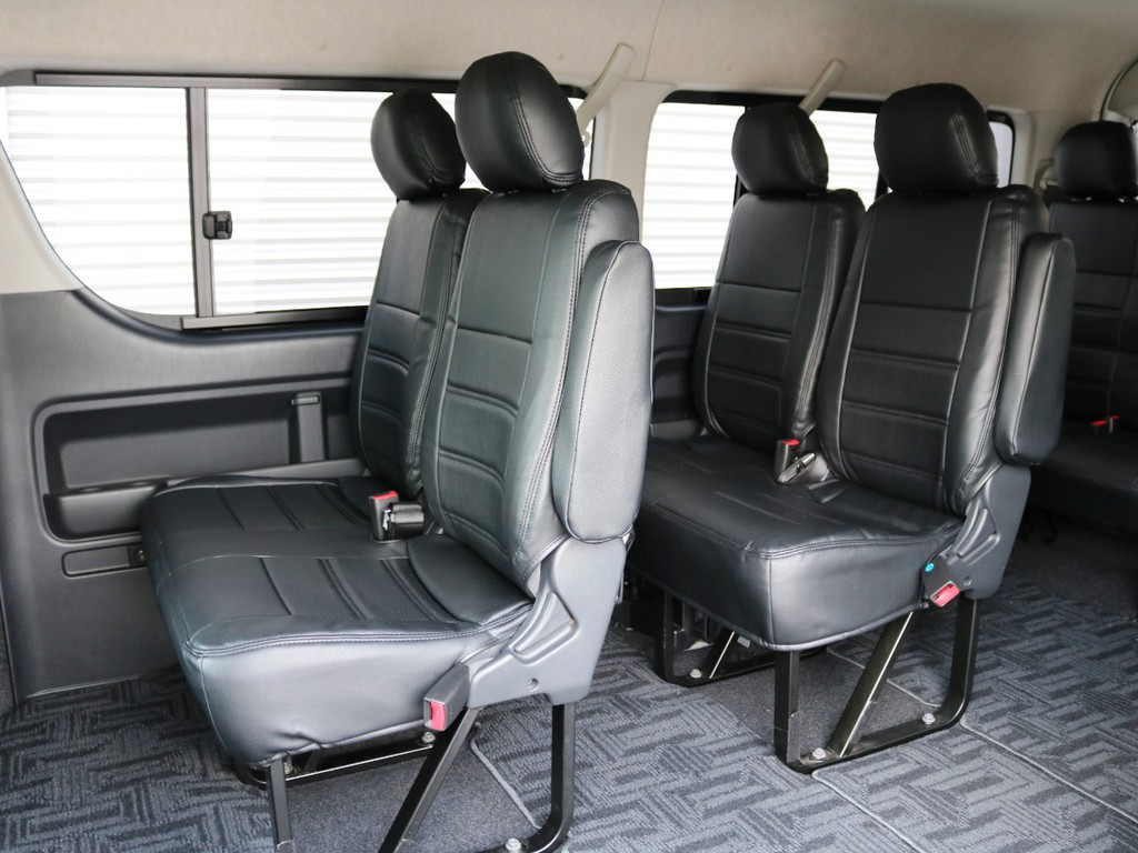２・３列目は２人掛けベンチシートタイプ！
