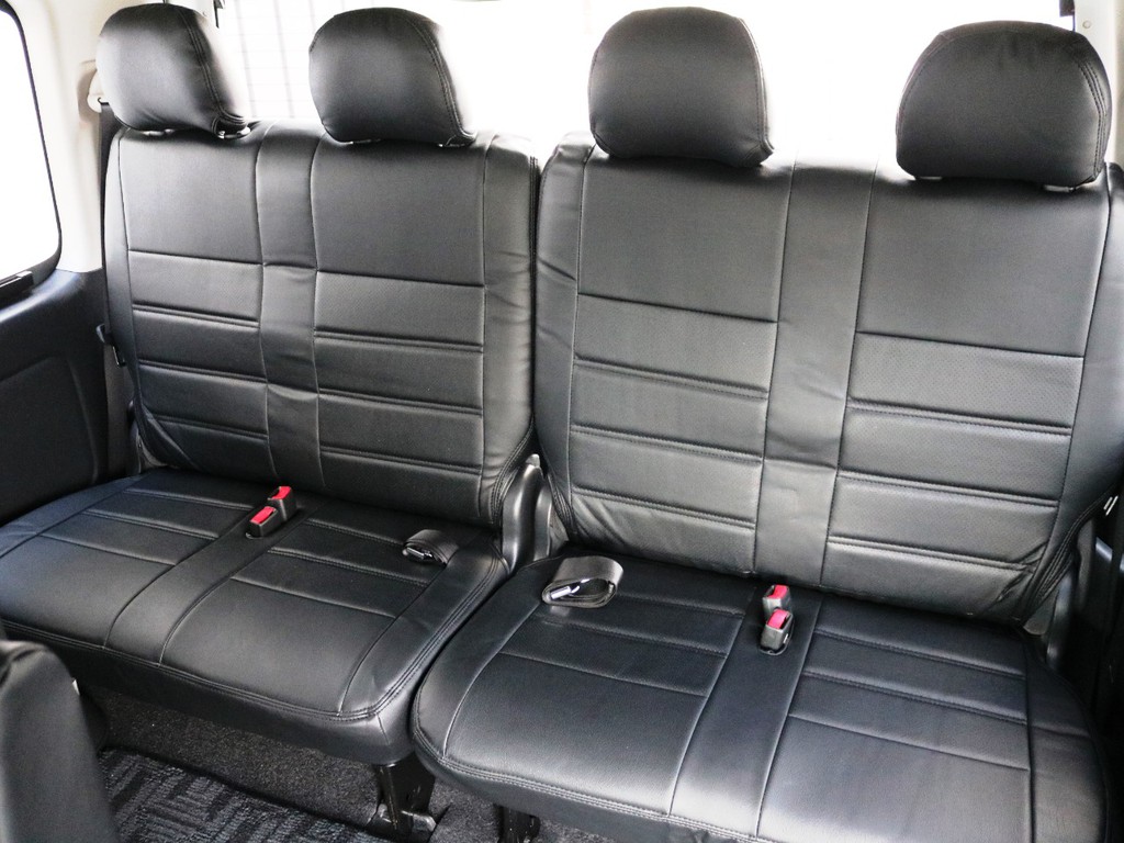 ４列目は２人掛けシート×２脚！