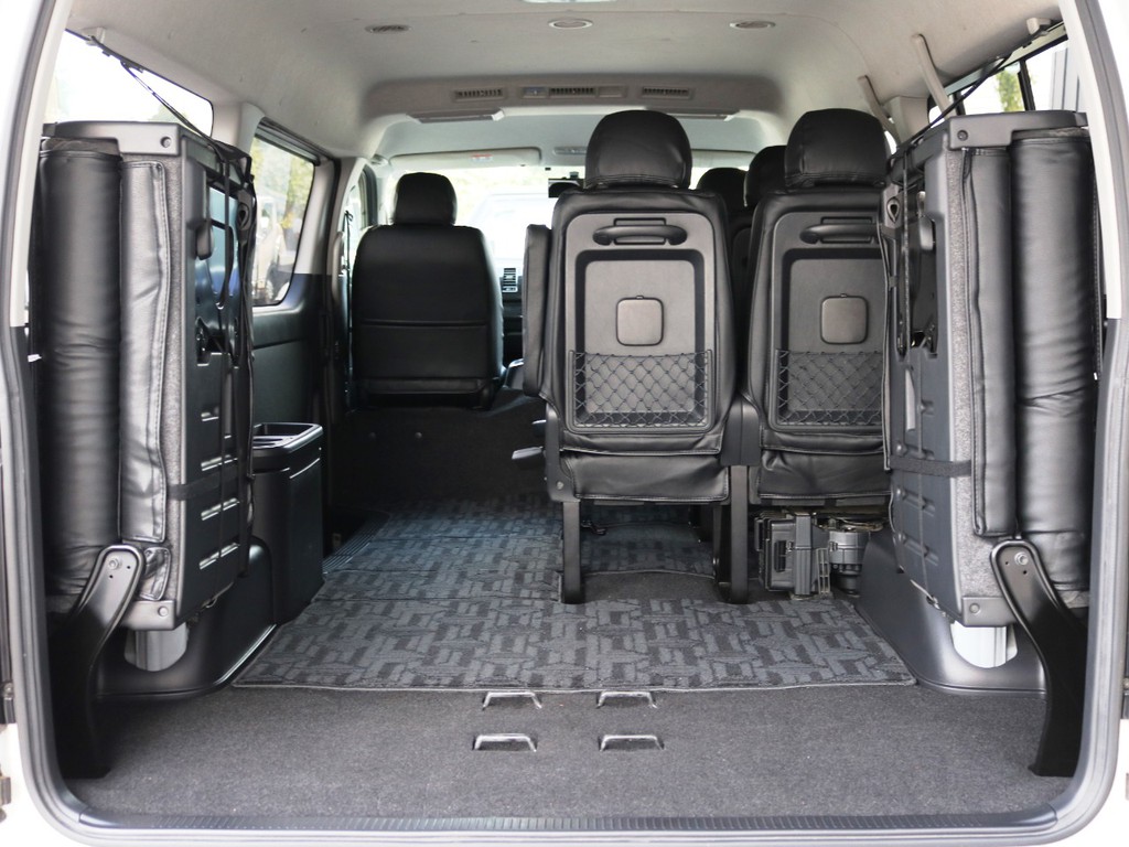 ４列目シートは片側ずつの跳ね上げ収納が可能です！両側収納すればラゲージスペースとしてお使いいただけます♪