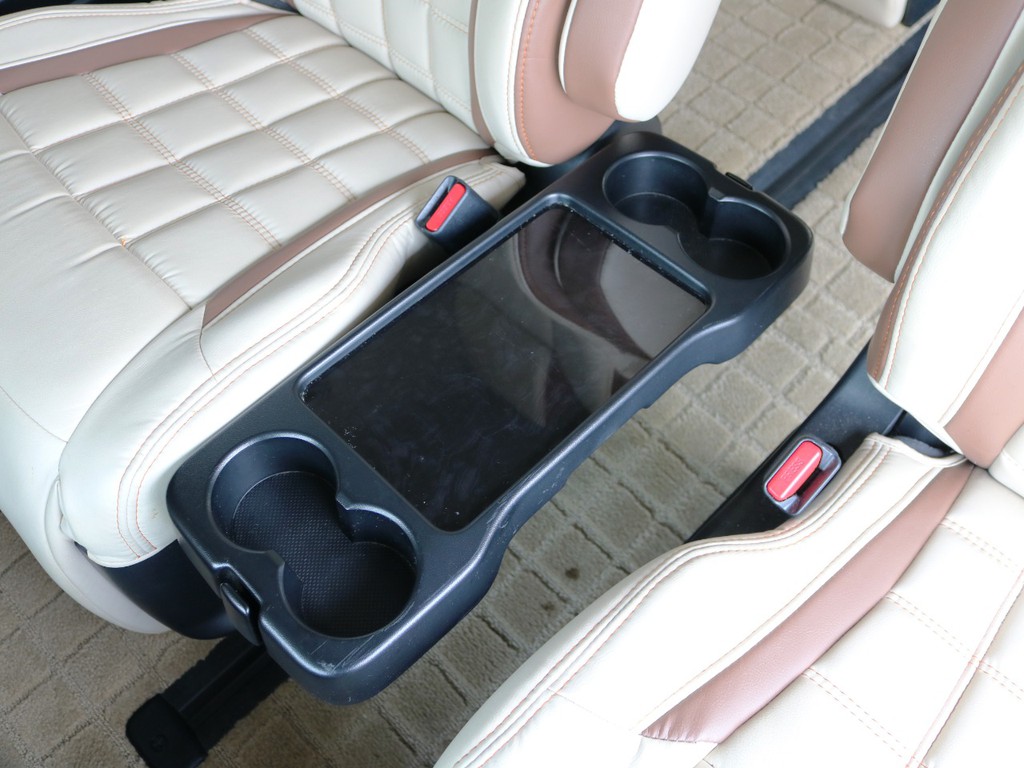 ２列目シートの間には、折りたたみ収納可能なセンターテーブルを完備♪