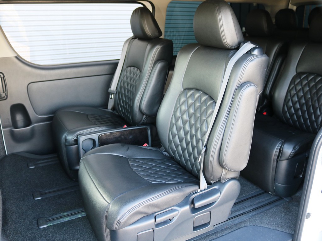 ２列目はオットマン付きキャプテンシート×２脚♪