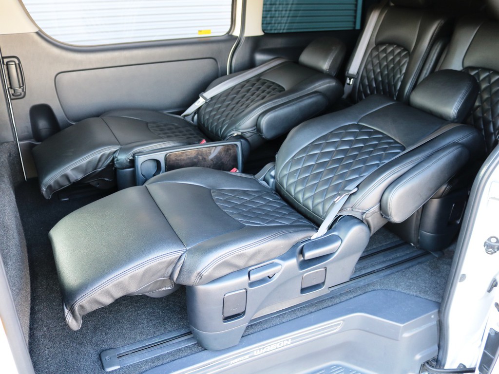 ２列目シートはフルリクライニング・前後移動・左右移動・オットマン展開が可能です！