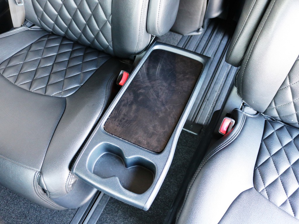 ２列目シートの間には折りたたみ収納可能なセンターテーブルを完備♪