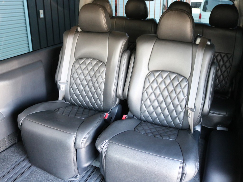 ３列目シートもオットマン付きキャプテンシート×２脚♪３列目シートには横スライド・センターテーブルの設定がございません。