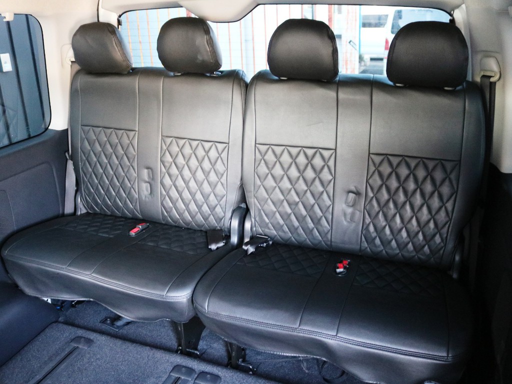 ４列目は２人掛けシート×２脚！