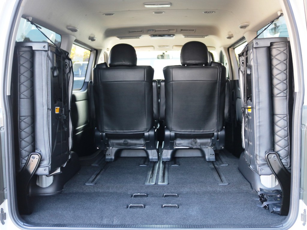 ４列目シートは片側ずつの跳ね上げ収納が可能です！両側収納すれば、ラゲージスペースの確保の可能です♪