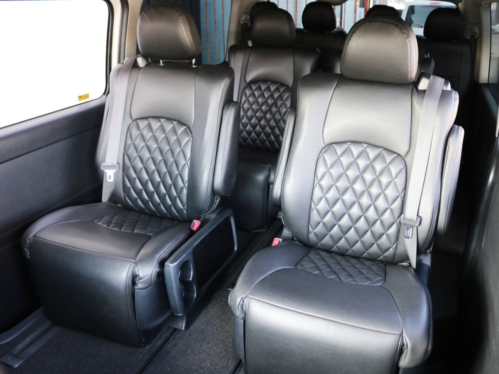 オットマン付きキャプテンシートを４脚搭載した、１０人乗り３ナンバー登録のハイエースワゴンＧＬ！