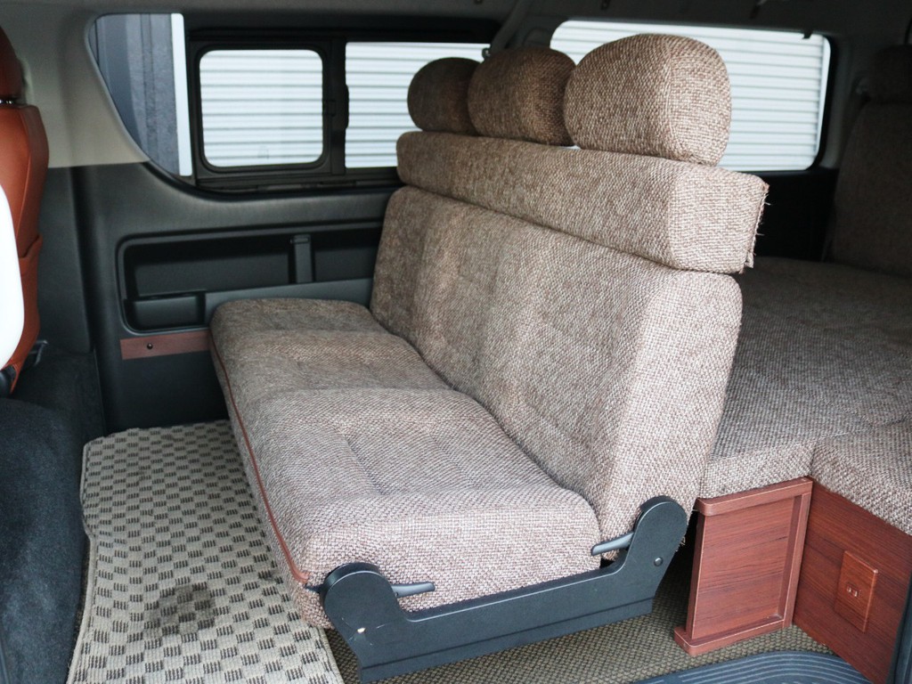 １４００幅３人掛けセカンドシート！シートはフルフラット展開・後ろ向き展開が可能です♪