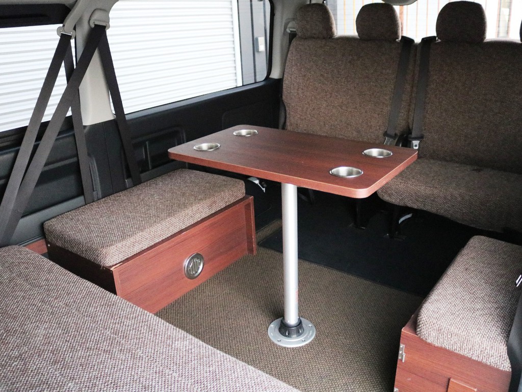 脱着可能なセンターテーブルを囲んでのリビング展開も可能です♪