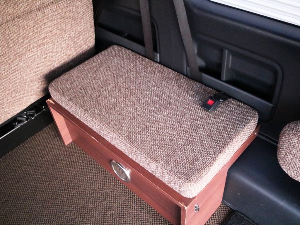 ３列目は横向き１名定員！