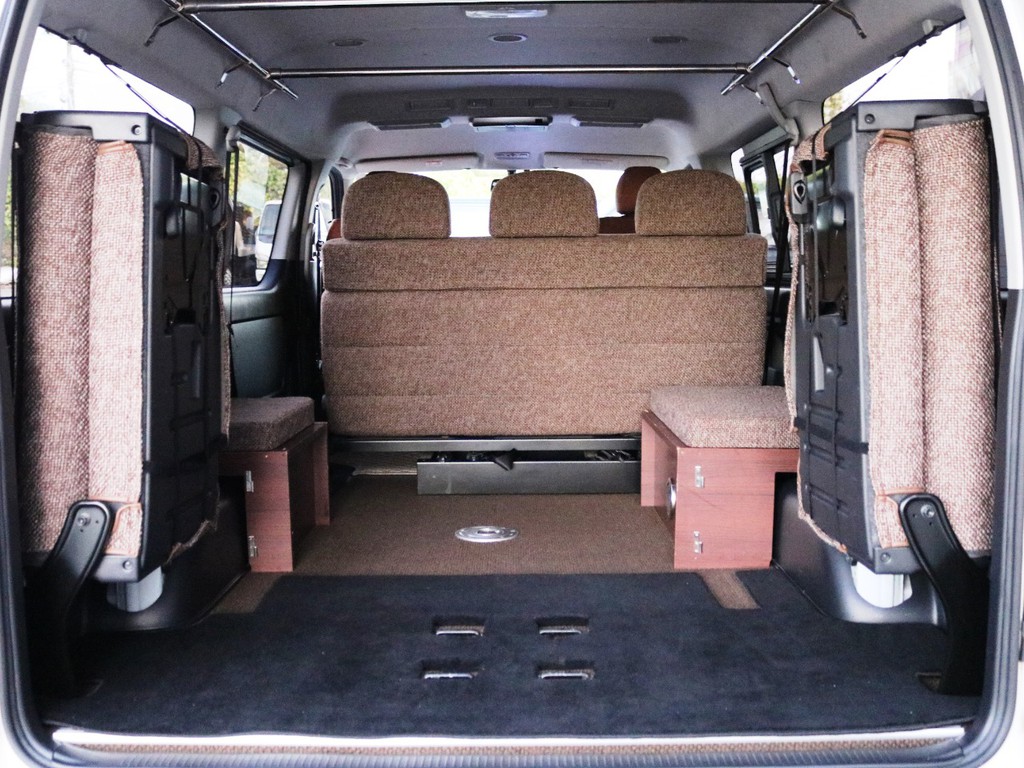 ４列目は片側ずつの跳ね上げ収納が可能です！４列目両側・ベッドマットを片付ければ広々ラゲージスペースに♪