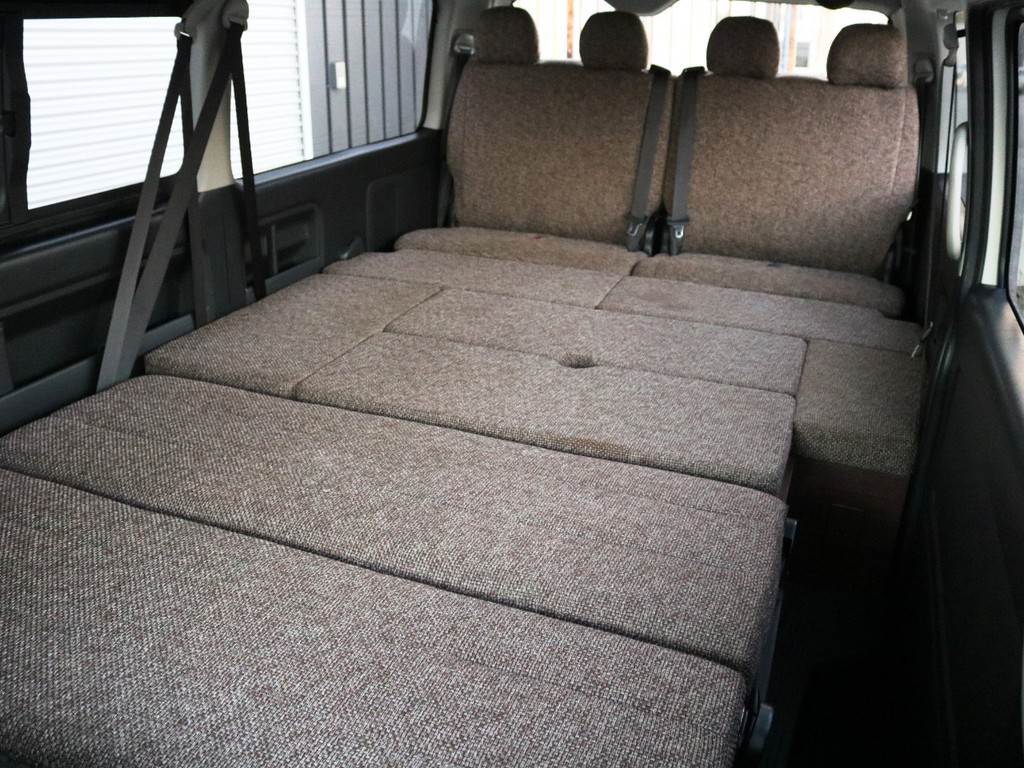 フルフラットベッド展開・リビング展開が可能な内装アレンジ【Ｖｅｒ２】！