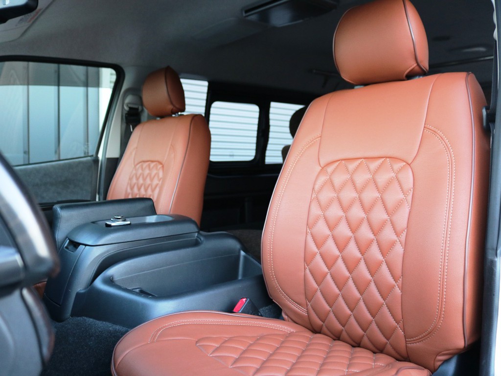 運転席・助手席　レザー調シートカバー装着済み♪