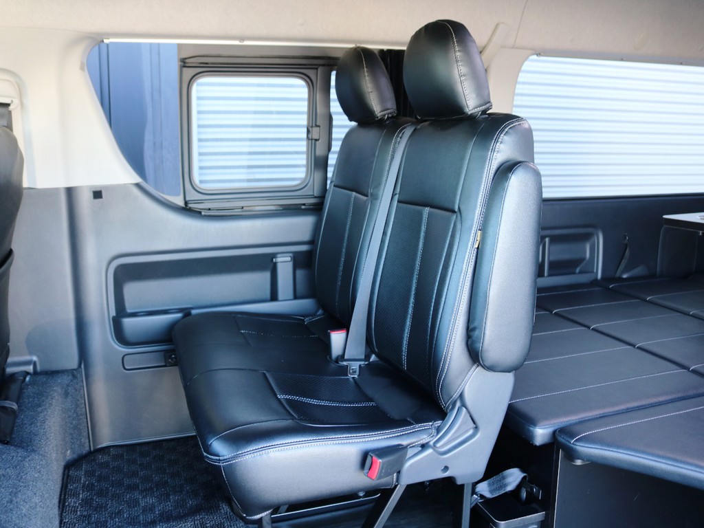 ２列目は２人掛けベンチシートタイプ！