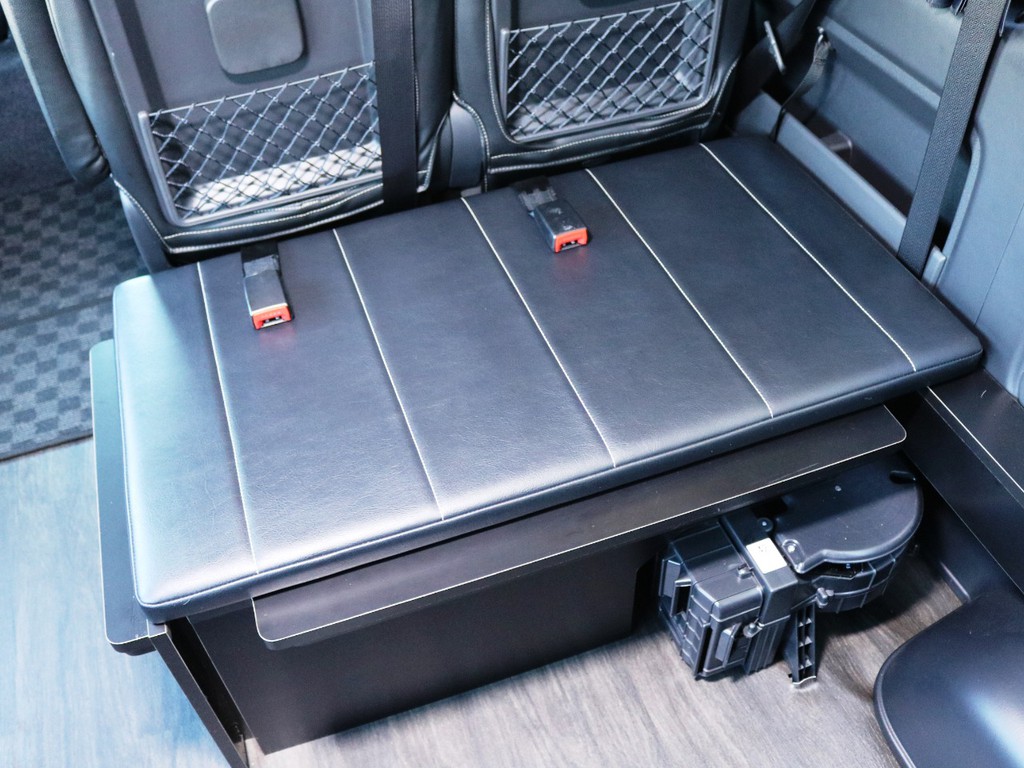 ３列目は後ろ向き２名定員！