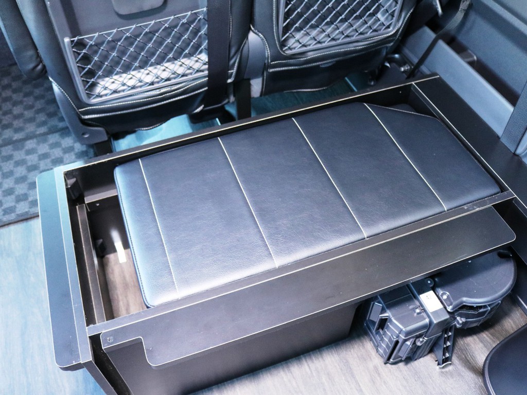 ３列目シート下には取り外したベッドマットやテーブルの収納が可能です♪