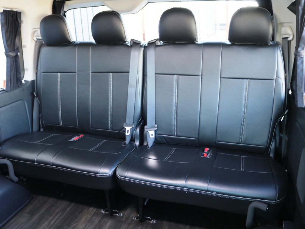 ４列目は２人掛けシート×２脚！