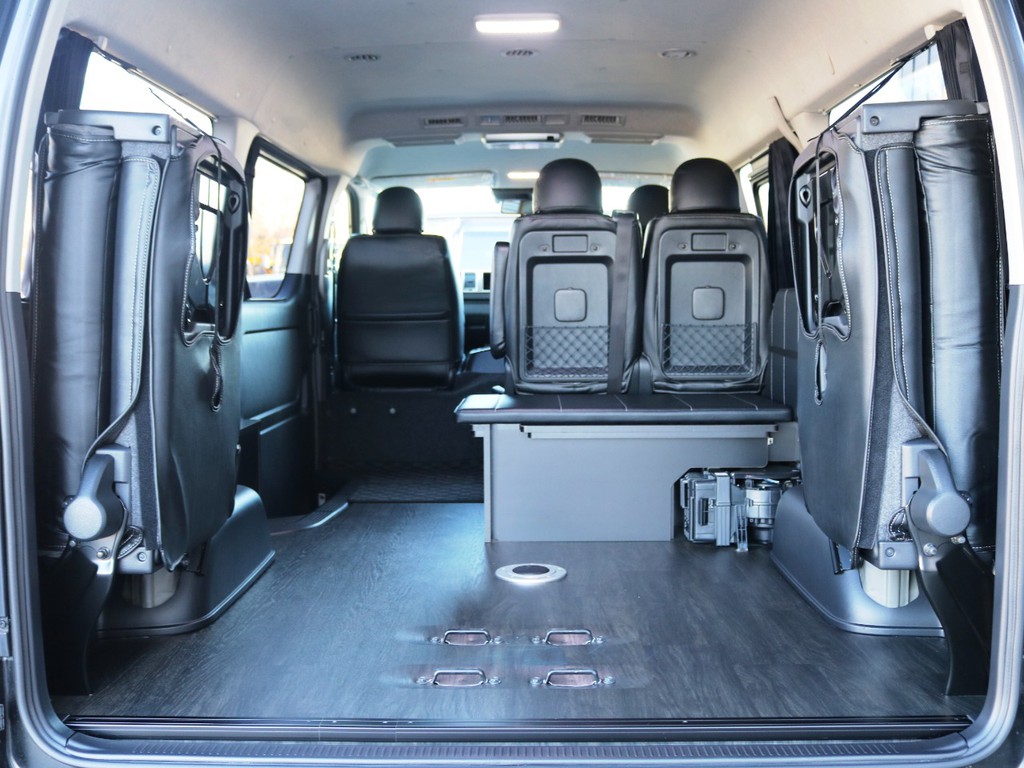 ４列目シートは片側ずつの跳ね上げ収納が可能です！４列目両側・ベッドマットを片付ければ広々ラゲージスペースに♪